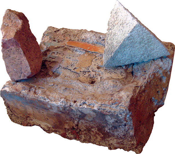 Pyramid in fall / Pyramide en chute